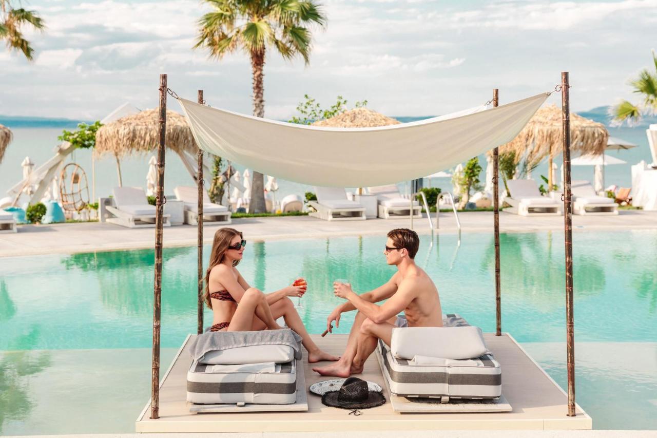 Blue Carpet Luxury Suites Pefkochori Bagian luar foto