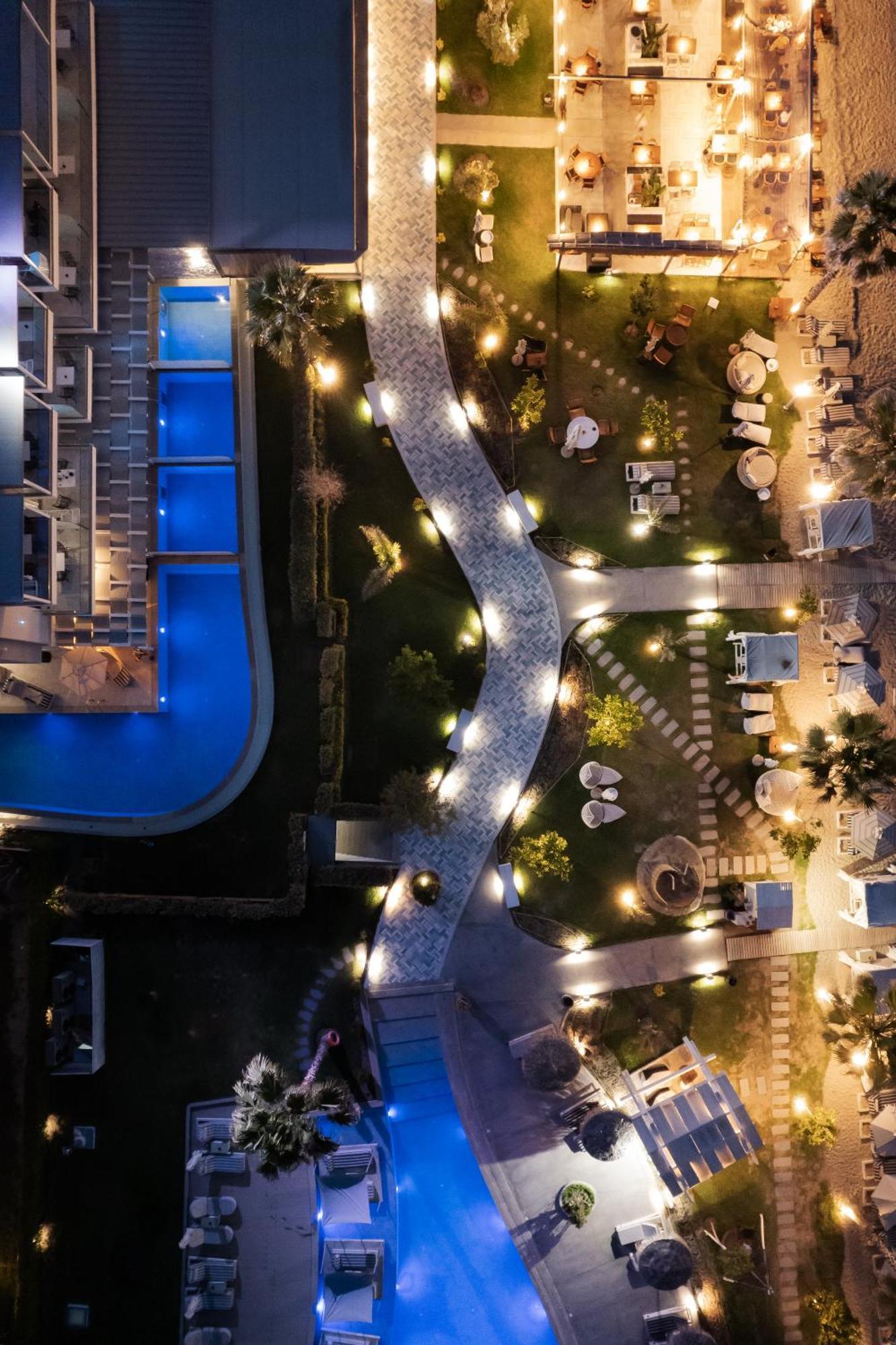 Blue Carpet Luxury Suites Pefkochori Bagian luar foto