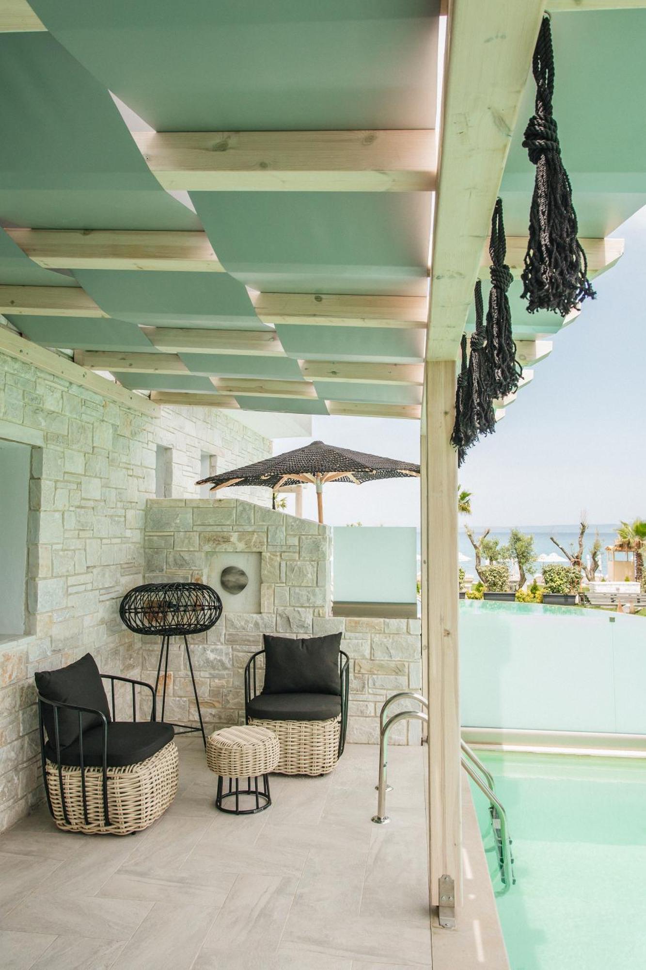 Blue Carpet Luxury Suites Pefkochori Bagian luar foto
