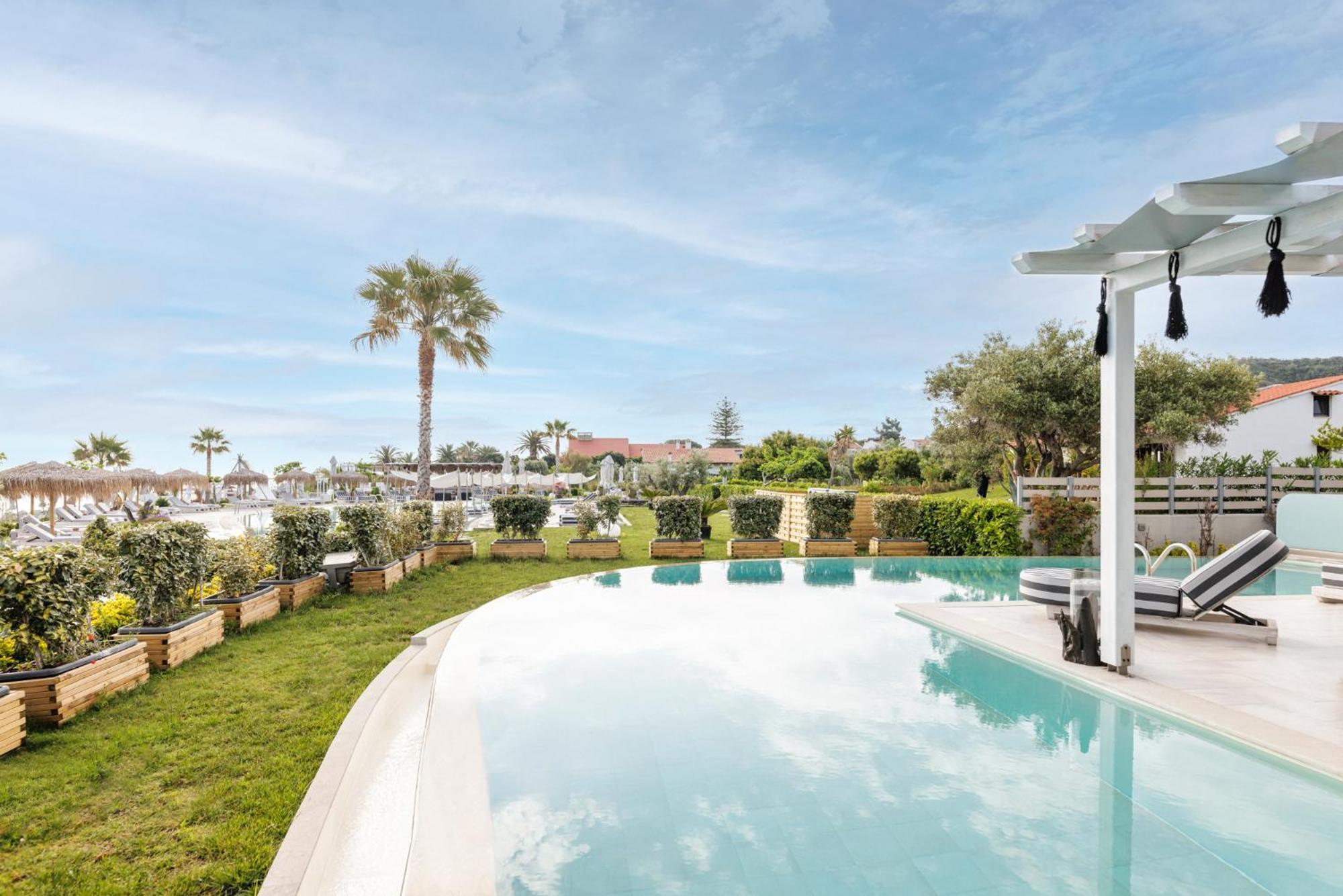 Blue Carpet Luxury Suites Pefkochori Bagian luar foto