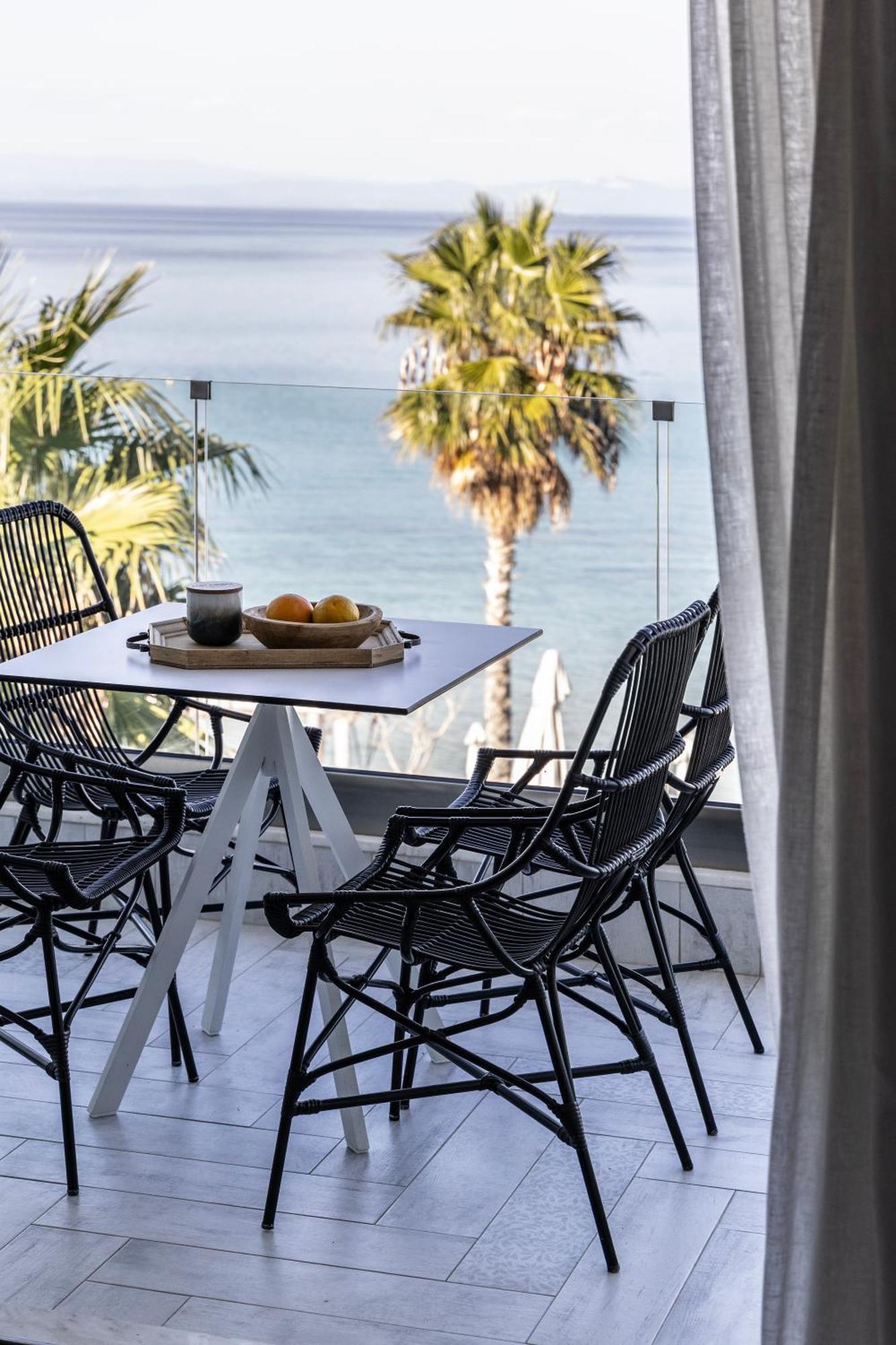 Blue Carpet Luxury Suites Pefkochori Bagian luar foto